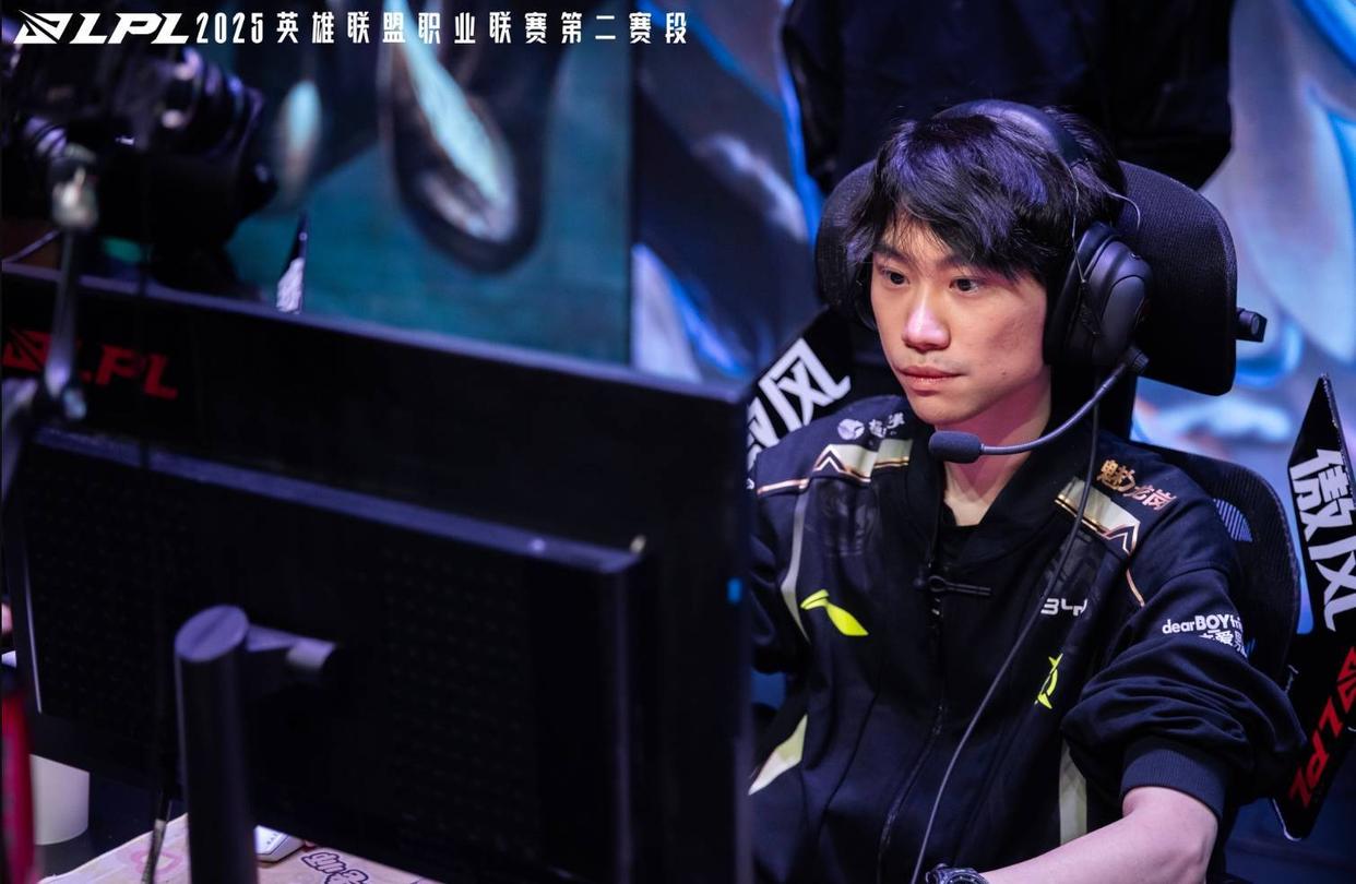 开云APP-BLG轻取KT，Knight操刀奇招英雄翻盘焦点之战八强赛，锁定晋级资格的简单介绍