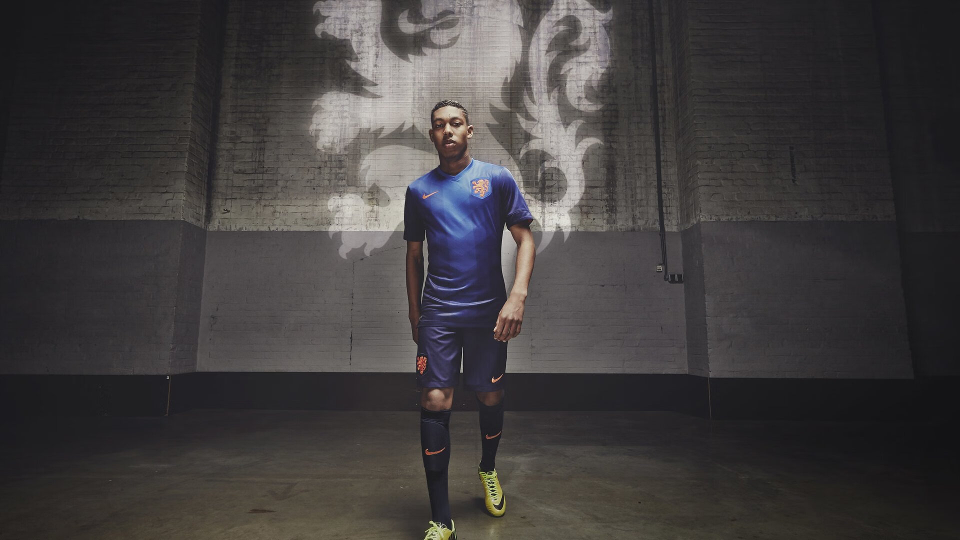 阿劳霍，用防守杀死比赛！曼联新英雄如何用奔跑定义现代足球